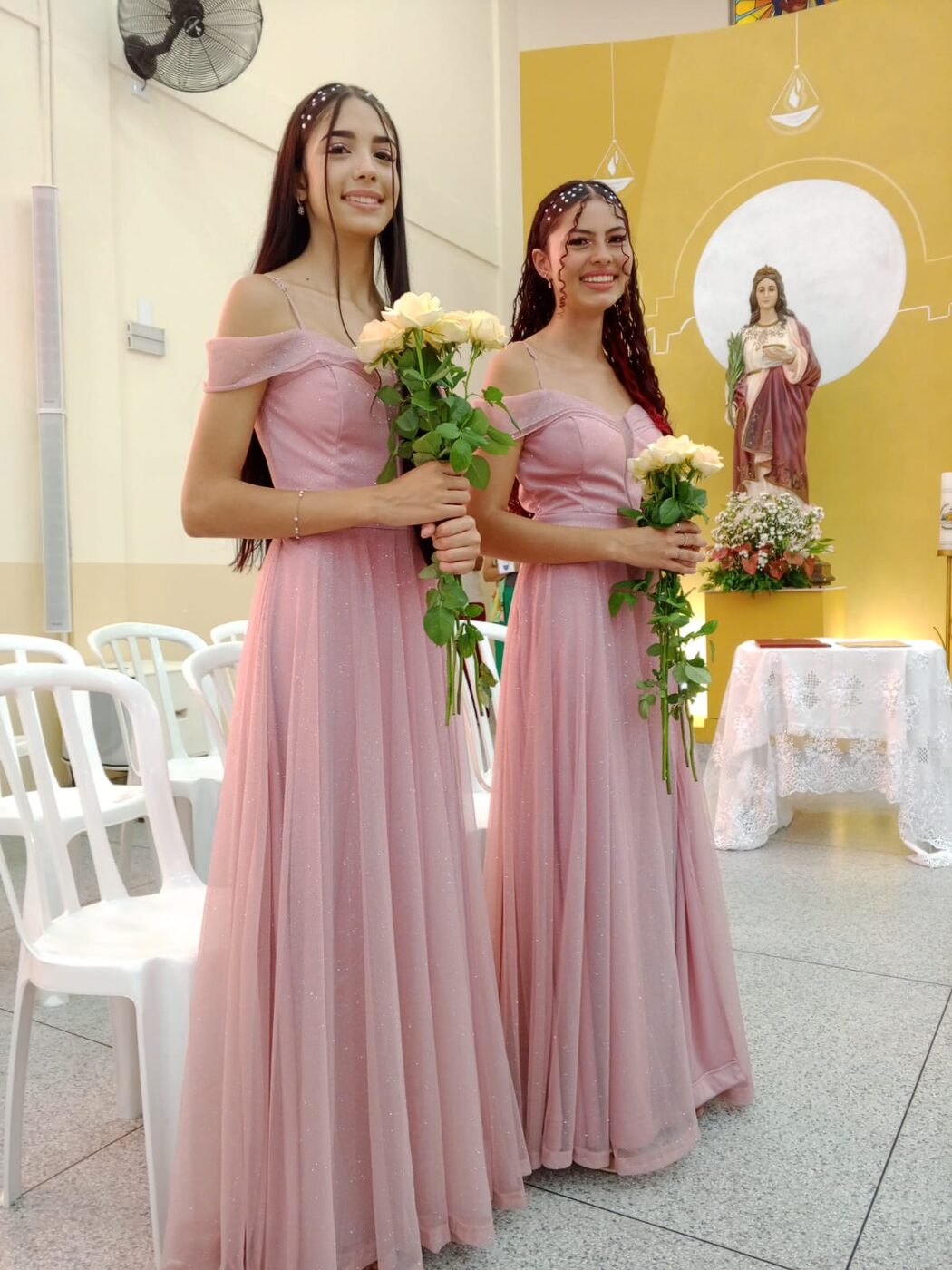 Madrinhas com vestidos longos em tom rose