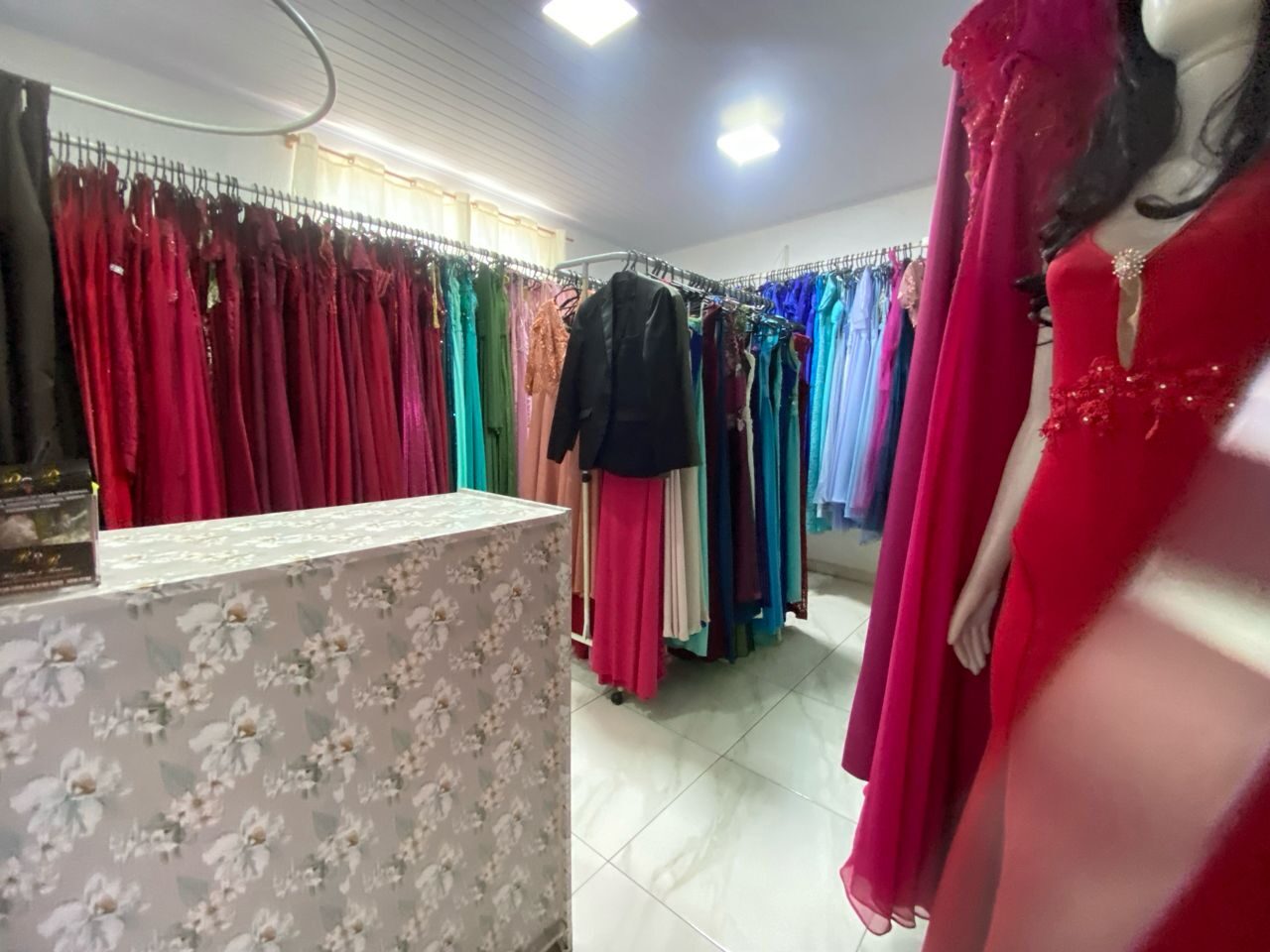 Vestidos de festa coloridos expostos na loja