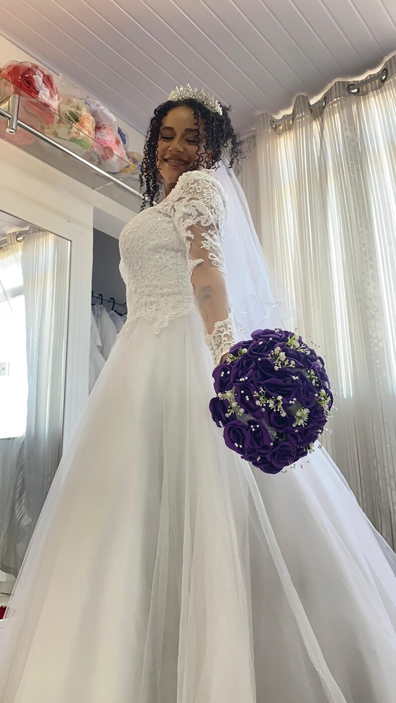 Noiva de perfil com vestido rodado
