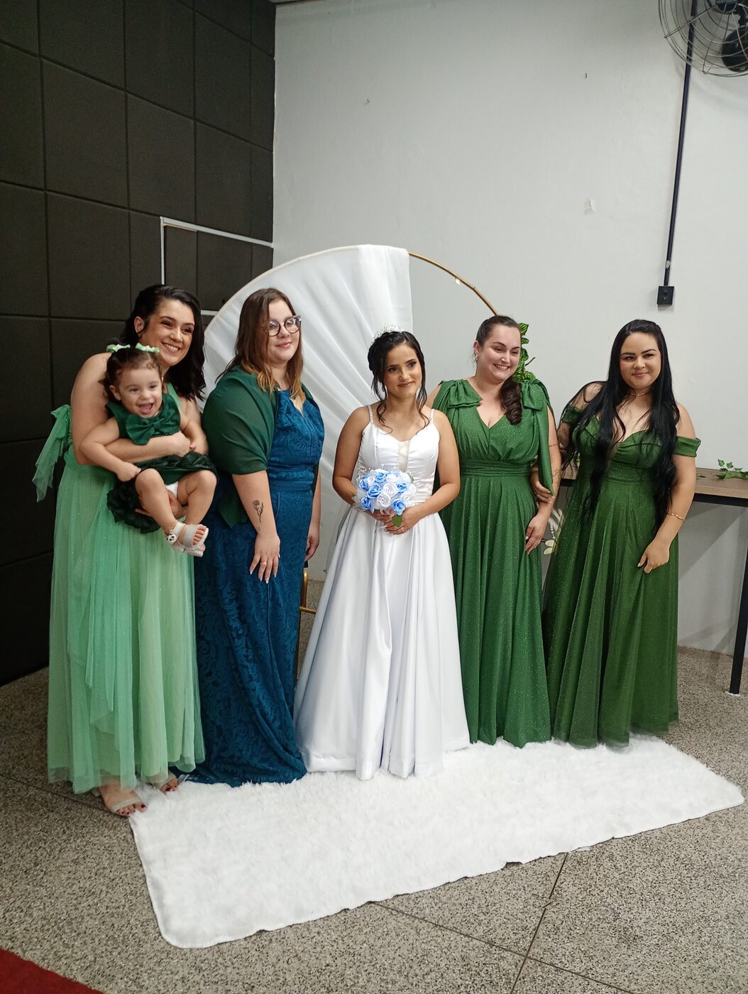 Grupo de madrinhas com vestidos em tons de verde