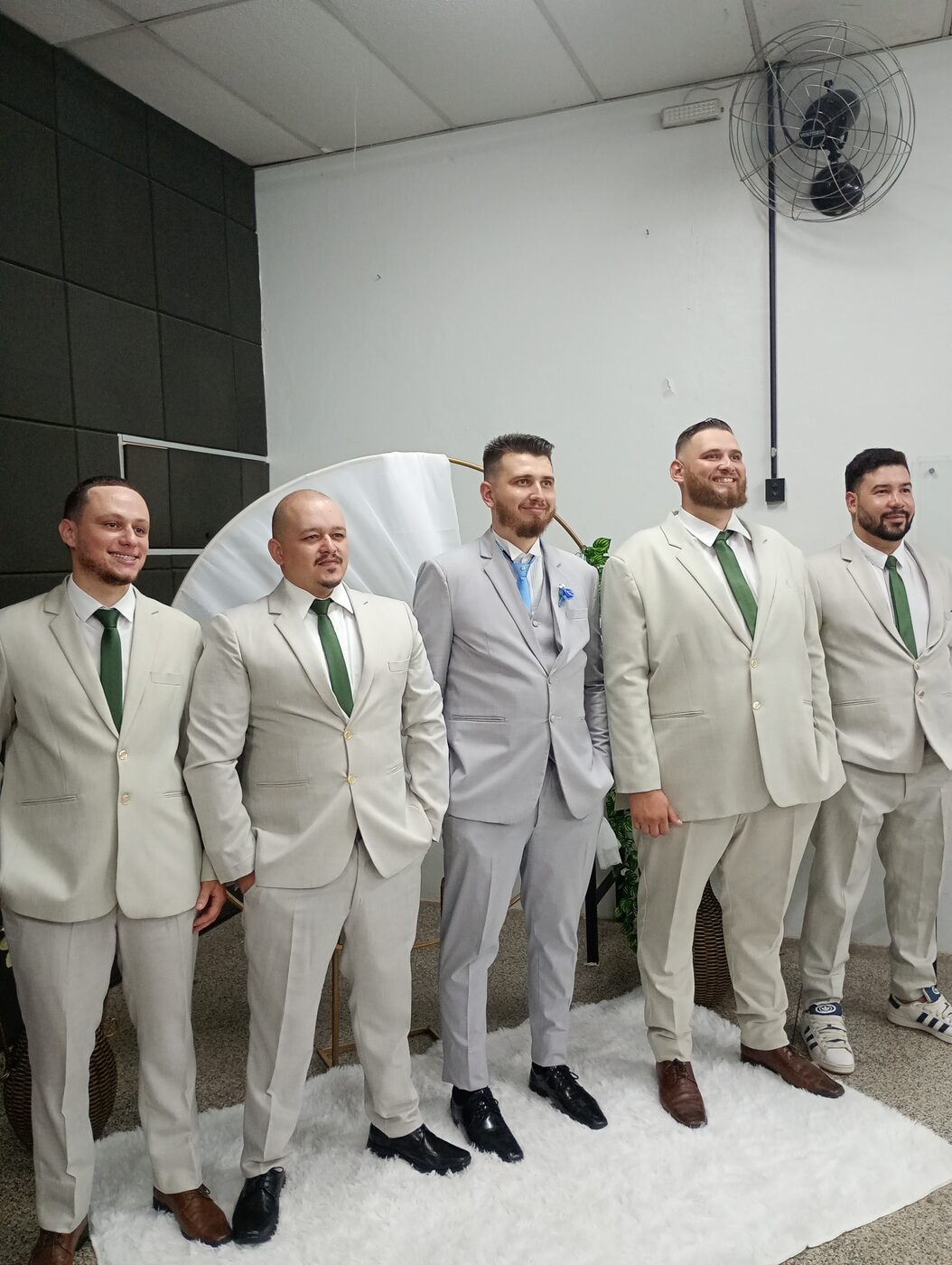 Padrinhos com ternos claros combinando