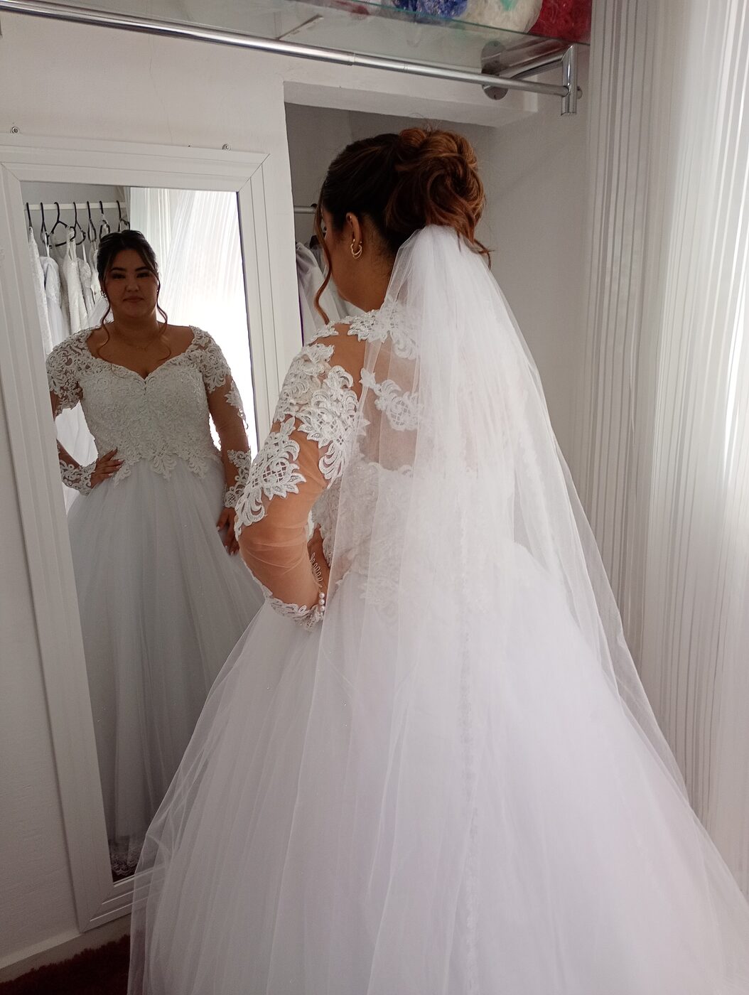 Noiva vista de costas com vestido rodado