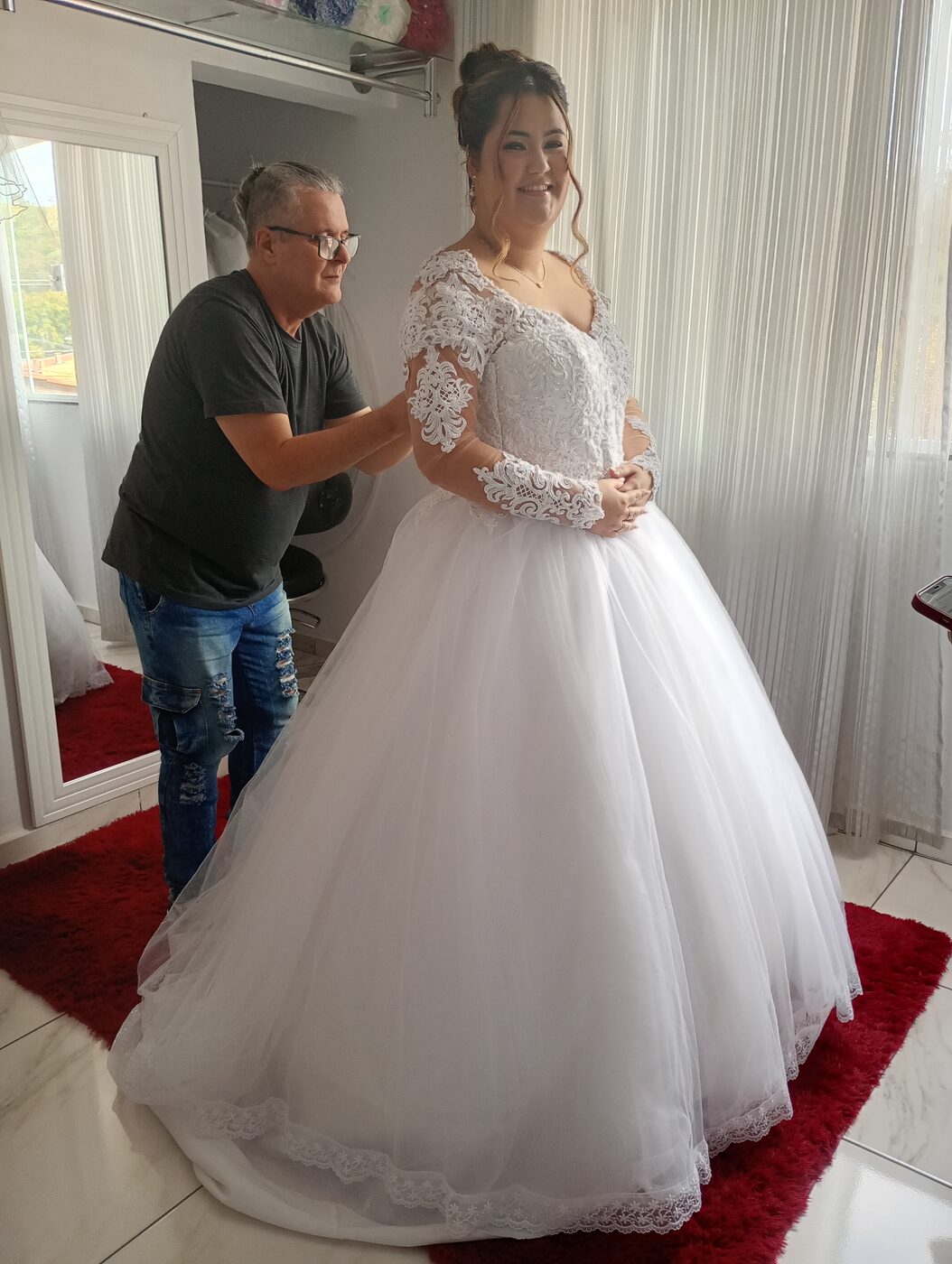Ajuste final do vestido de noiva na loja