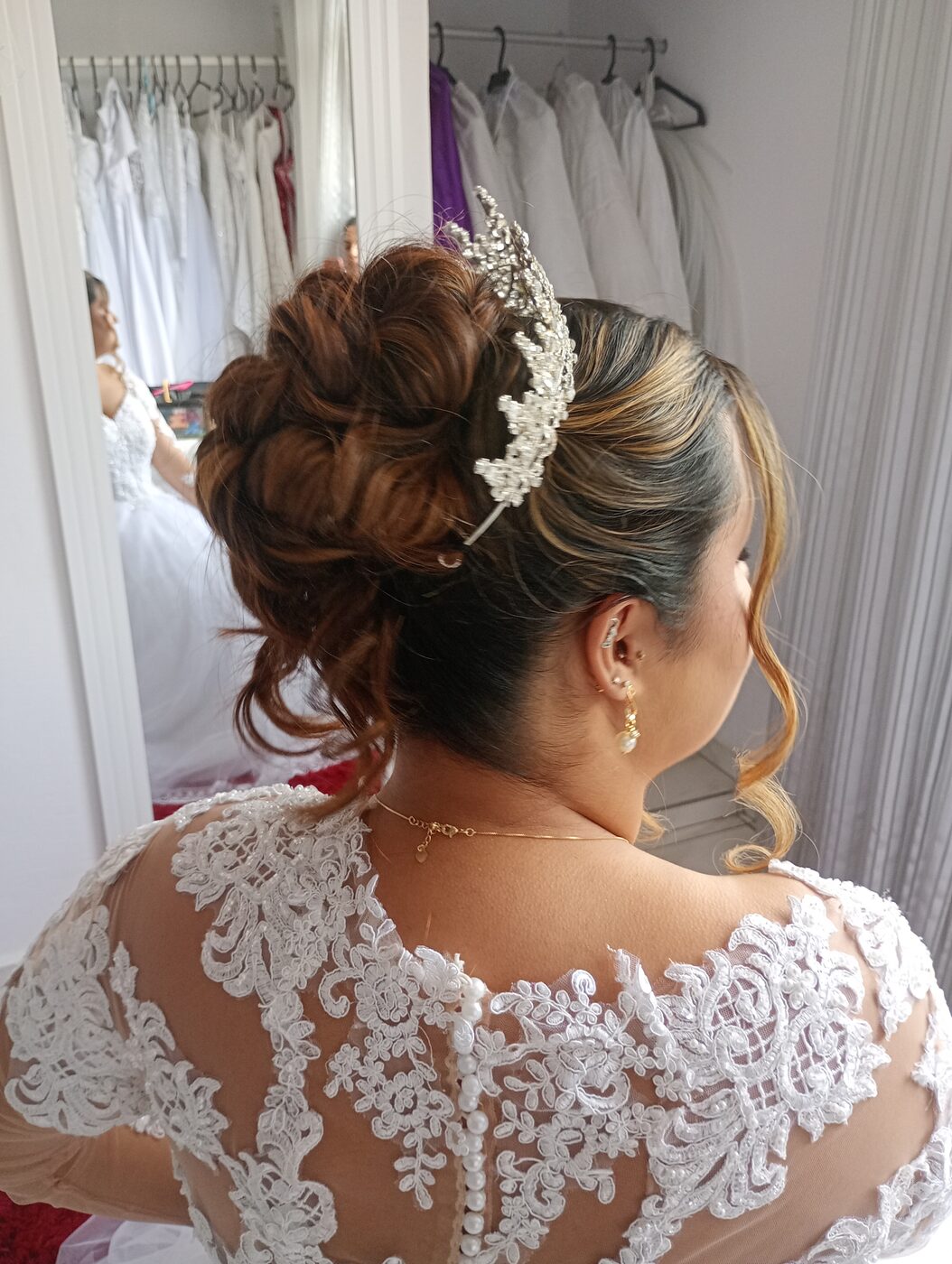 Penteado e detalhes do vestido da noiva